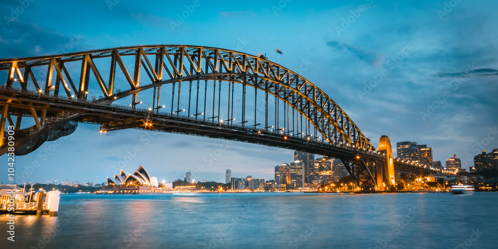 Obraz premium Opera house under the Harbour bridge