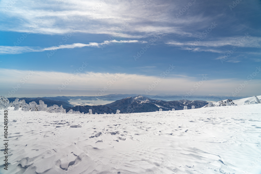 厳冬期 西吾妻山から見る磐梯山と猪苗代湖