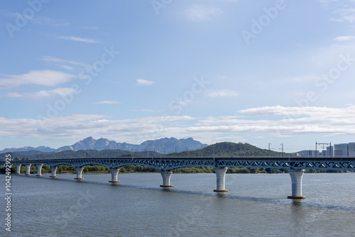 Wallpaper Mural 한강을 가로지르는 철교와 북한산의 풍경 Torontodigital.ca