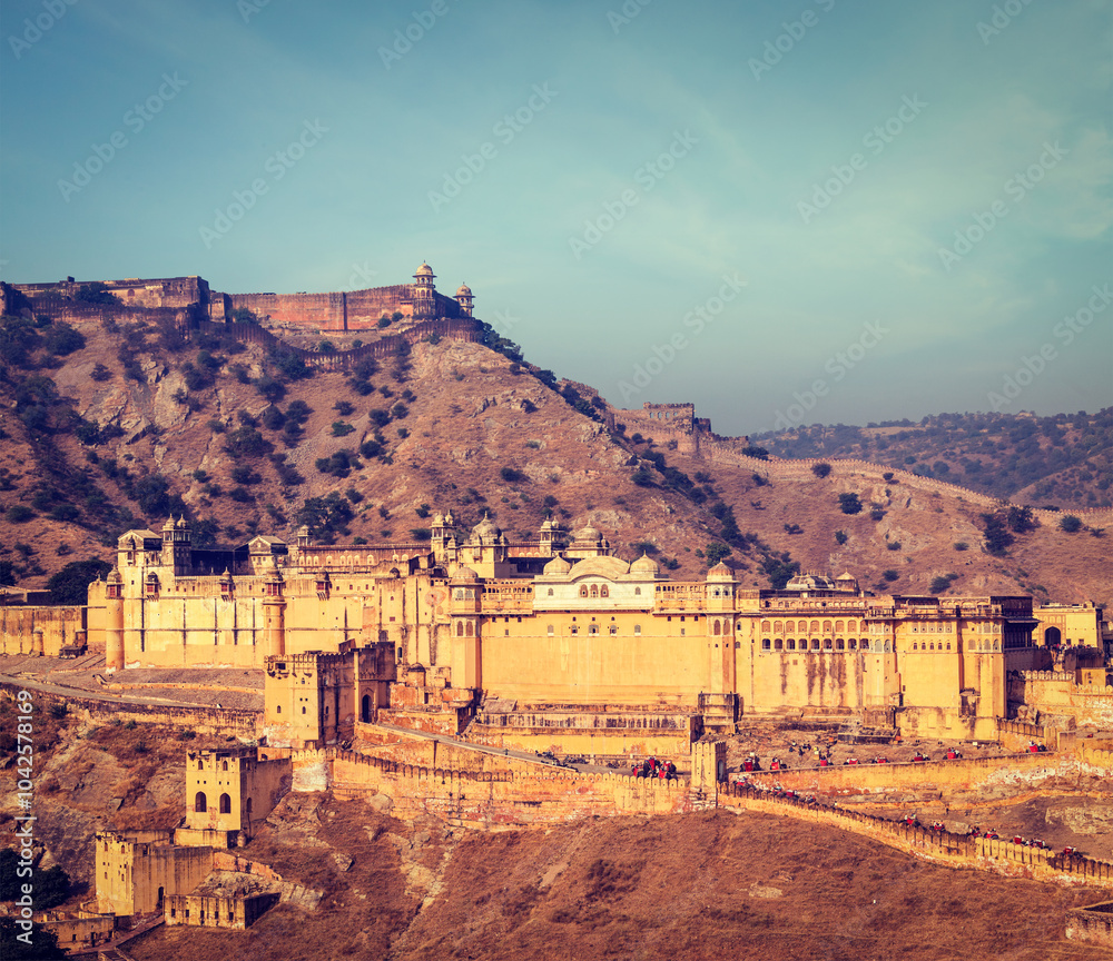 Obraz premium Vintage retro hipster style travel image of famous Rajasthan landmark - Amer (Amber) fort, Rajasthan, India