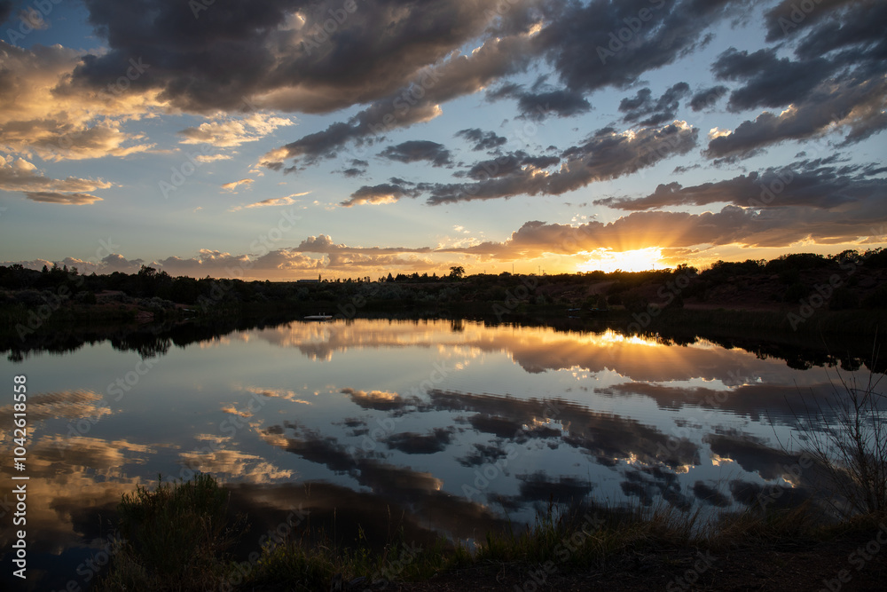 Fototapeta premium Gorgeous sunset on a lake in Utah