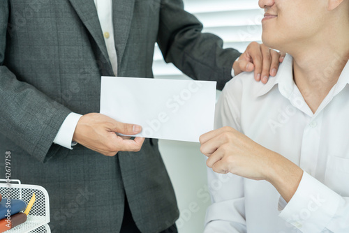Konstfotografi Businessmen receive salary or bonuses from management or Boss