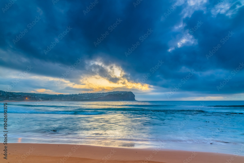 Fototapeta premium Cloud covered sunrise at the seaside