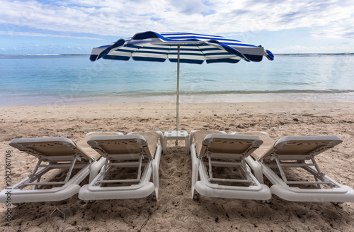 Transats et parasol sur plage de saint Gilles, île de la Réunion 