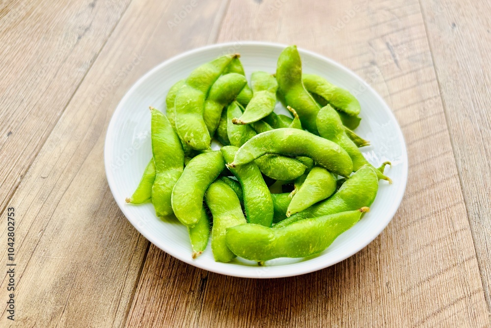 木目のダイニングテーブルと枝豆のおつまみ