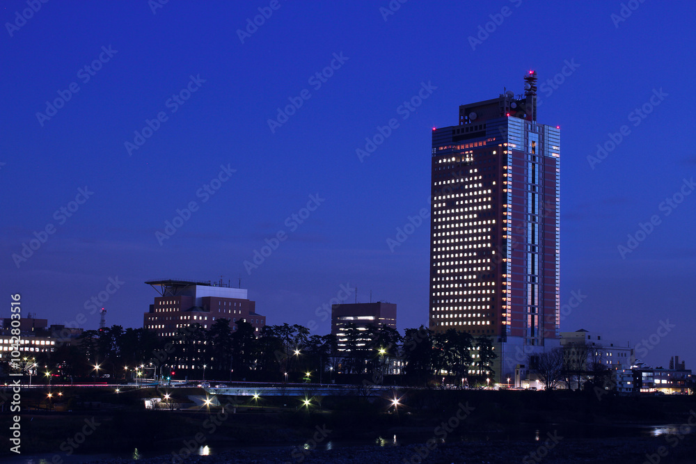 Obraz premium 群馬県庁, 利根川, 夜景,トワイライト