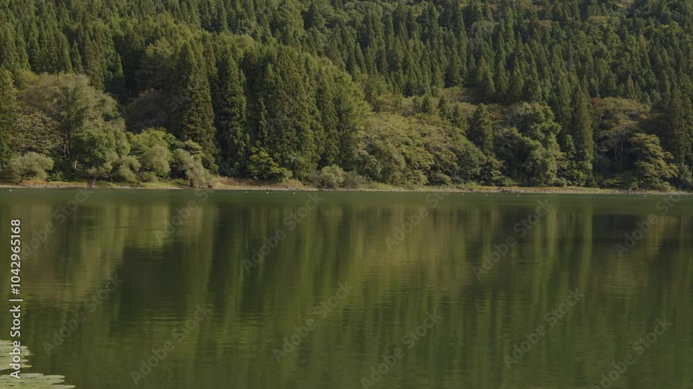 秋晴れの日の、穏やかな湖