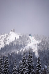 Keuken achterwand Mistig bos Besneeuwde berg met skilift  © Maxim