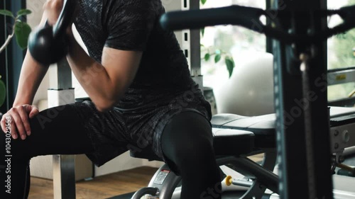 ダンベルで筋トレする若い男性
