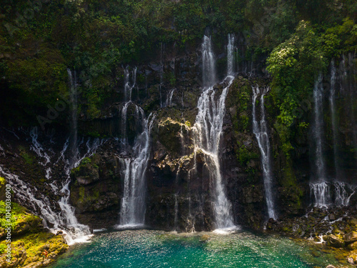 La cascade de grand galet dites aussi cascade de Langevin qui ruisselle le long des roches 