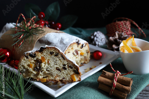 Il tradizionale dolce natalizio tedesco Stollen conosce anche il Christstollen tagliato a pezzi. Dolci di pasta lievitata con spezie, canditi e frutta secca. Stagione delle vacanze. photo