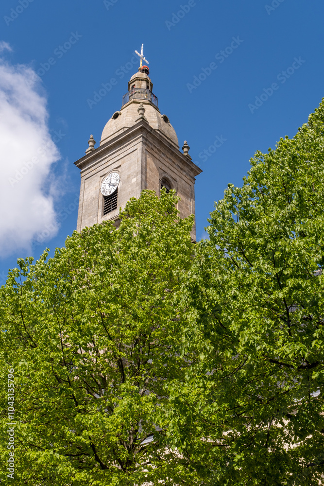 Obraz premium tower of a church in a parc