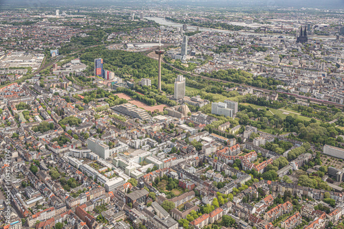 Luftbild von Köln Ehrenfeld in östlicher Richtung mit dem Melatenfriedhof auf der rechten Seite und dem Fernsehturm. photo