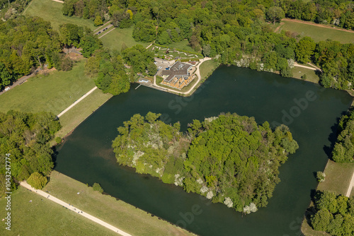 Äußerer Grüngürtel der Stadt Köln. Park mit Rasenflächen, Teich und Wegen zum Wandern, Joggen und Radfahren. Er Umschließt weite Teile der Stadt auf der westlichen Seite. photo