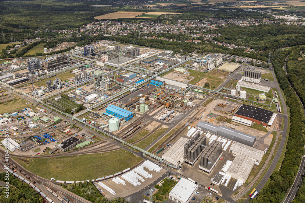 Fototapeta premium Das Industriegebiet Hürth Knapsack zeichnet sich aus durch eine große Ansamlung chemischer Betriebe und Kraftwerke die zumeist noch mit Kohle Betrieben werden.