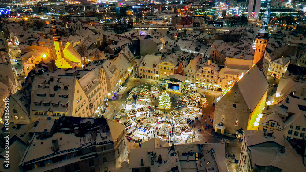 Fototapeta premium Christmas lights and Christmas decorations in Tallinn Estonia create a magical atmosphere that invites people and tourists to spend time and enjoy this market and the festivities.