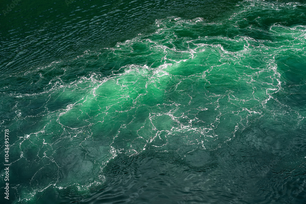 Bugwelle eines Fährschiffes