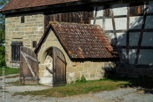 Vorbau und Eingang einer Außen Kellertreppe