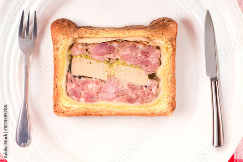 pâtes en croute présenté sur assiette