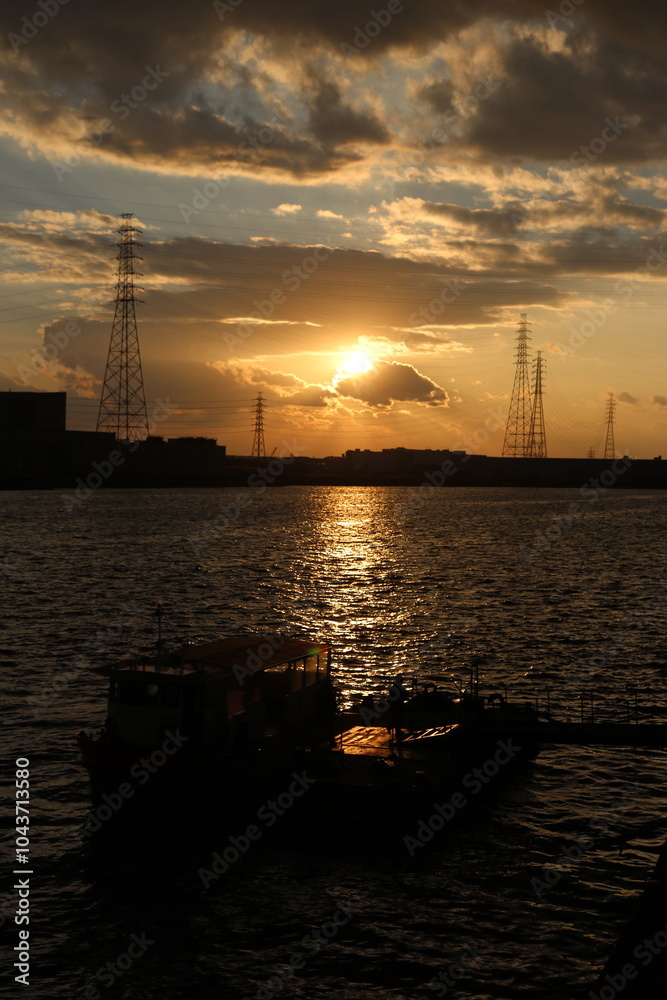 Obraz premium sunset ship harbor silhouette