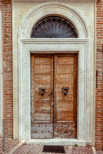Obraz na płótnie Medieval wooden entrance door of historic building inTuscany, Italy , showcasing architectural beauty and craftsmanship w salonie