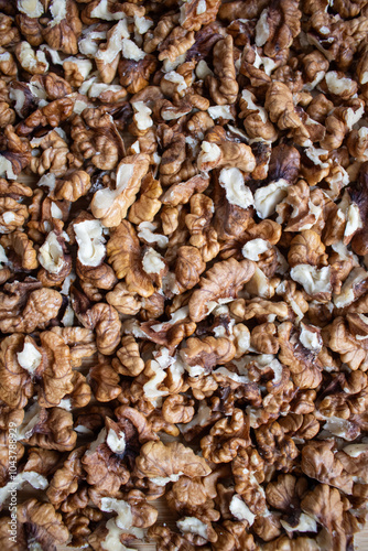 Gesunde ernährung,vitamine ,Balaststofe,goldene, braune Nüsse zeigen naturliche gesunde Lebensmittel die man jeden Tag zum Tisch bringen kann, photo