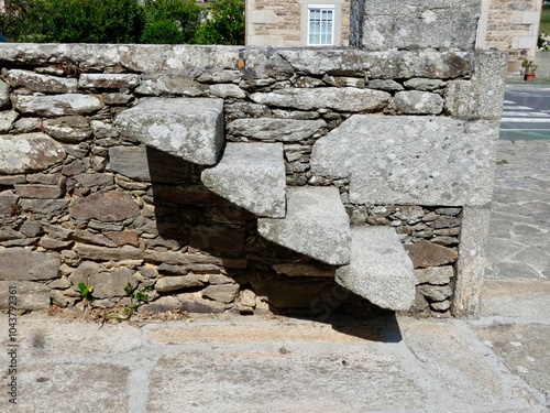 ESCALERA DE PIEDRA EN UN MURO