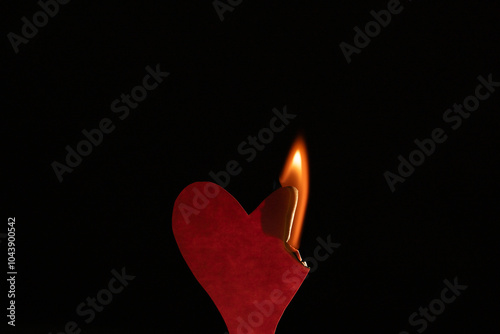 corazón de papel rojo encendido en fuego con espacio para texto y fondo negro