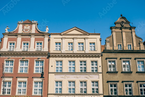 Obraz na płótnie Colorful Historic Buildings and Houses on Stary Rynek Square in Poznań, Poland, with a Blue Sky and Mural Art w salonie