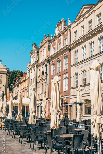 Obraz na płótnie Colorful Buildings on Stary Rynek Square in Poznań, Poland, with Empty Restaurant Terraces under Bright Sunlight w salonie