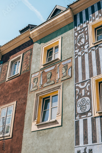 Obraz na płótnie Colorful Historic Buildings and Houses on Stary Rynek Square in Poznań, Poland, with a Blue Sky and Mural Art w salonie