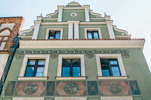 Obraz na płótnie Colorful Historic Buildings and Houses on Stary Rynek Square in Poznań, Poland, with a Blue Sky and Mural Art w salonie