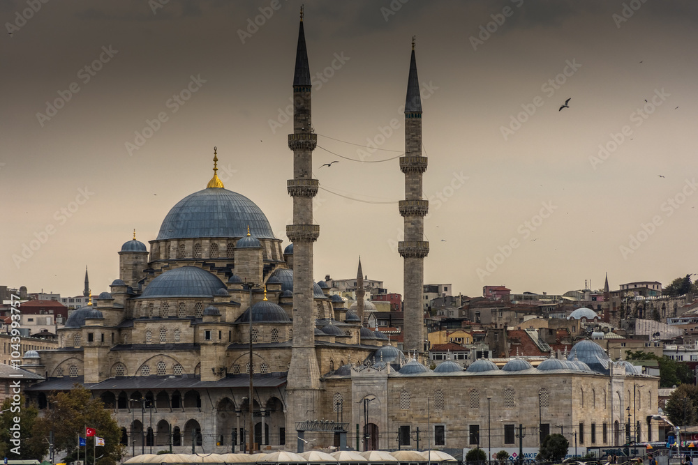 Obraz premium View of Yeni Cami Mosque at sunset, Istanbul, Turkey