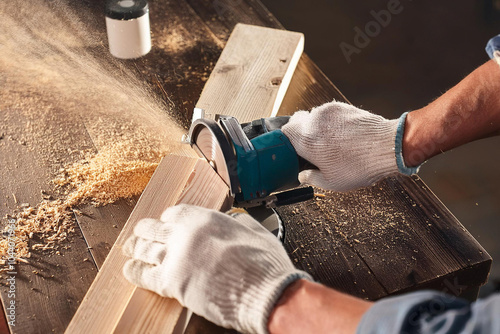 Manos trabajando con guantes de trabajo en carpintería , mecánica madera ladrillos sierras rueda auto 