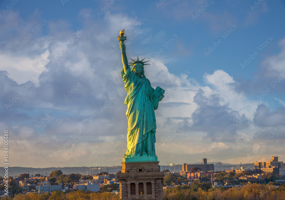 Εκτύπωση καμβά View of the statue of liberty with the urban areas of the New Jersey shores of t