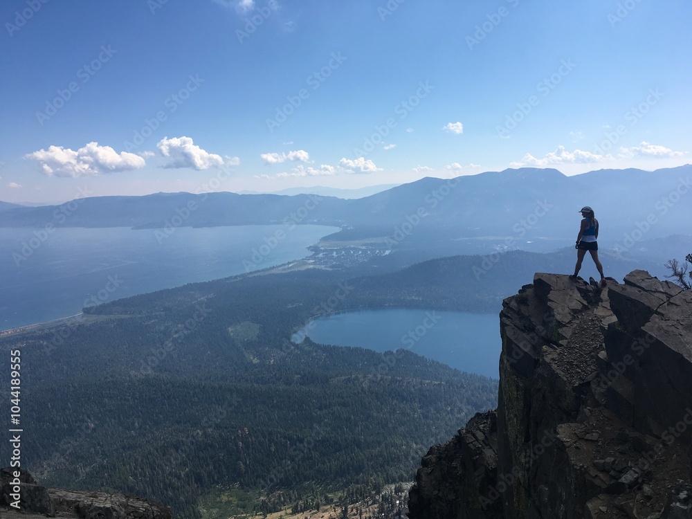 Obraz premium Hiker overlooking the lakes