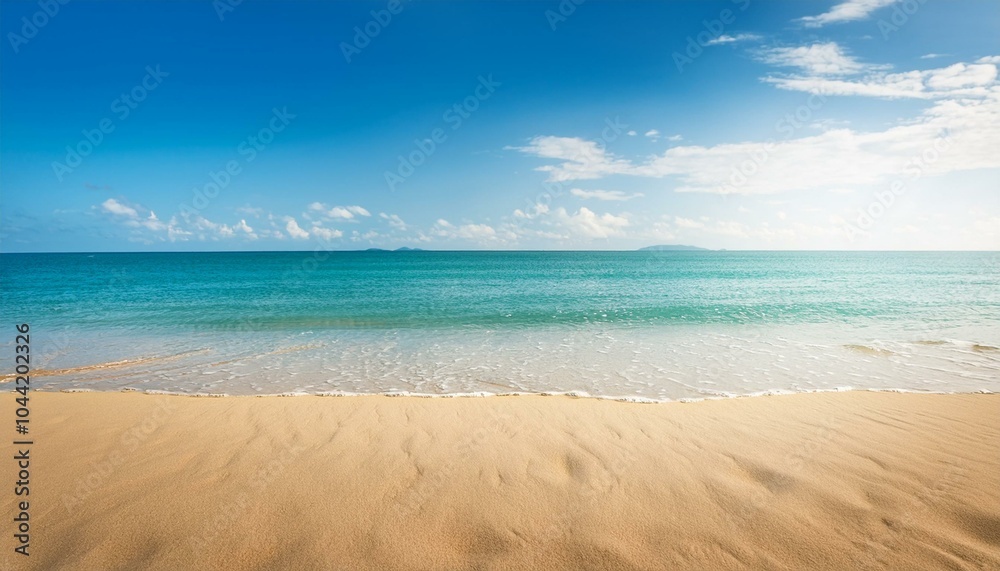 Obraz premium Empty sand beach in front of summer sea background with copy space