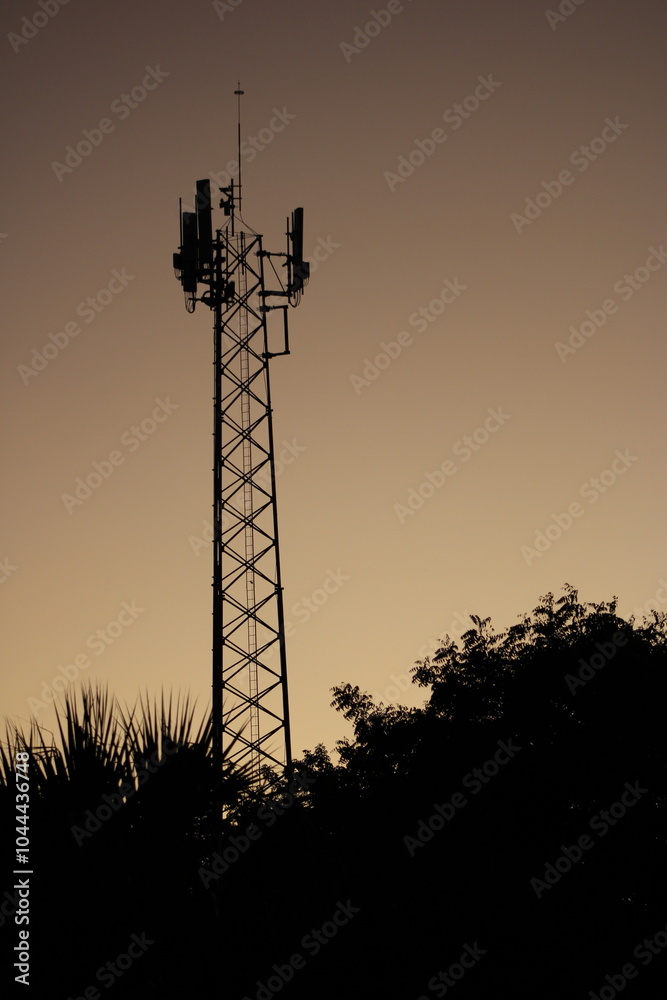 Torre de comunicaciones en un atardecer Torre de comunicaciones en un atardecer