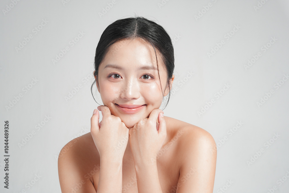 グレー背景で撮影をした若いアジア女性のスタイリッシュなスキンケアイメージ グレー背景で撮影をした若いアジア女性のスタイリッシュなスキンケアイメージ