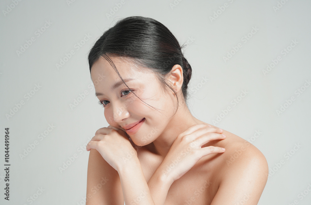 グレー背景で撮影をした若いアジア女性のスタイリッシュなスキンケアイメージ グレー背景で撮影をした若いアジア女性のスタイリッシュなスキンケアイメージ