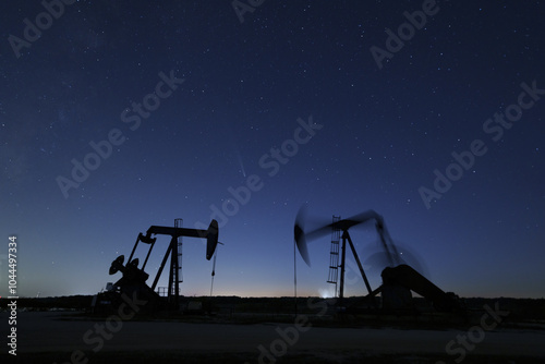 Fotografía The comet streaking across the night sky over Texas oil field
