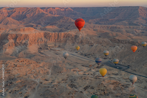 Globos aerostaticos en Valle de los Reyes photo