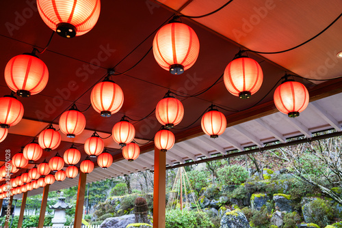 たくさんの赤い提灯が灯された天井（石川県加賀市ゆのくにの森）