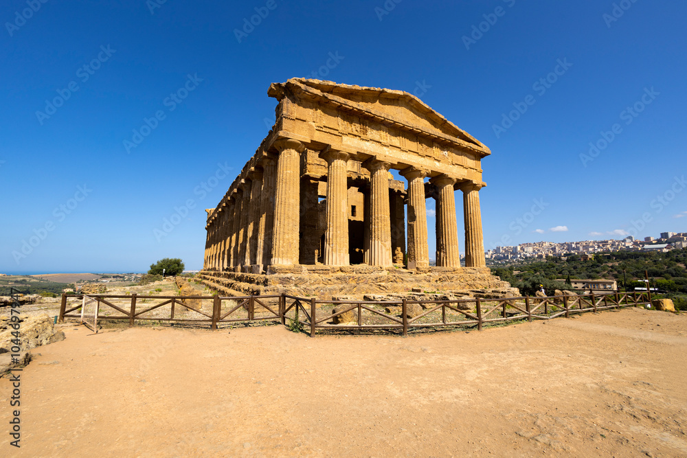 Obraz premium Temple of Concordia in the in the Valley of the Temples in Agrigento, Sicily, Italy