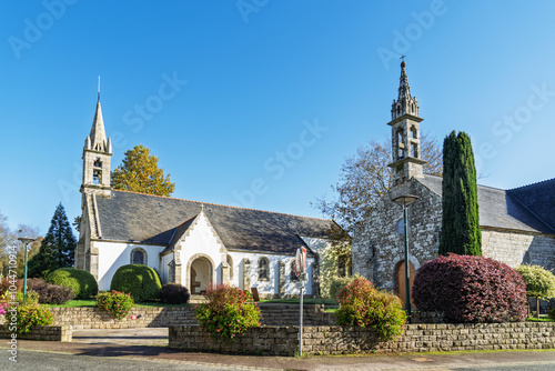 L'église Saint-Guénolé et la chapelle Notre-Dame du Folgoët à Locunolé, réunies sous un ciel bleu d'automne, témoignent de la richesse patrimoniale bretonne.