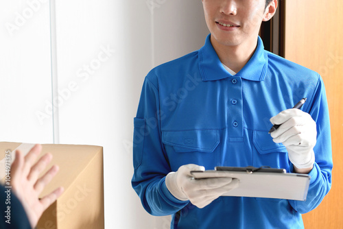 部屋で会話をする男性作業員と若い男性客