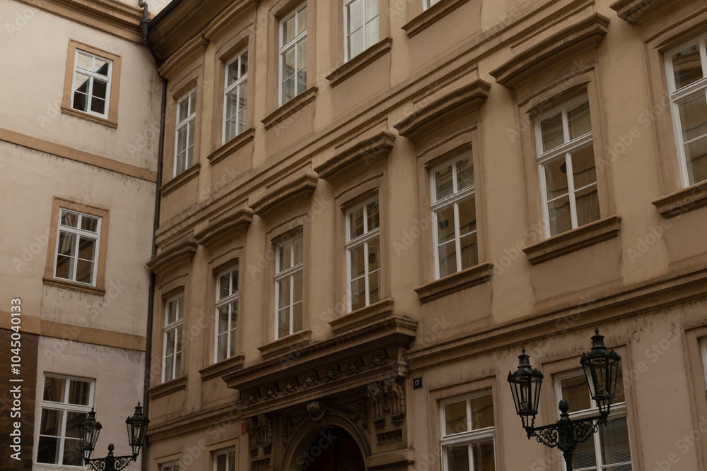 Obraz premium A large and impressive building that features numerous windows and has a distinct red door that stands out beautifully