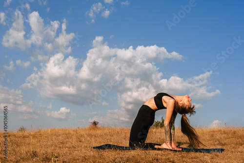 Obraz na płótnie Woman Doing Yoga Class Outdoors in Morning w salonie