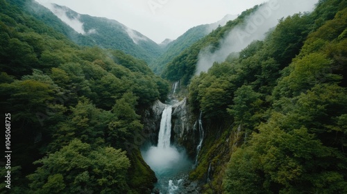 Ruhiger Wasserfall in üppig bewaldeten Bergen, perfekt für einen Rückzug in die Natur