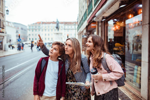 Fotografía Mother and kids exploring the city of Lisbon during family vacation